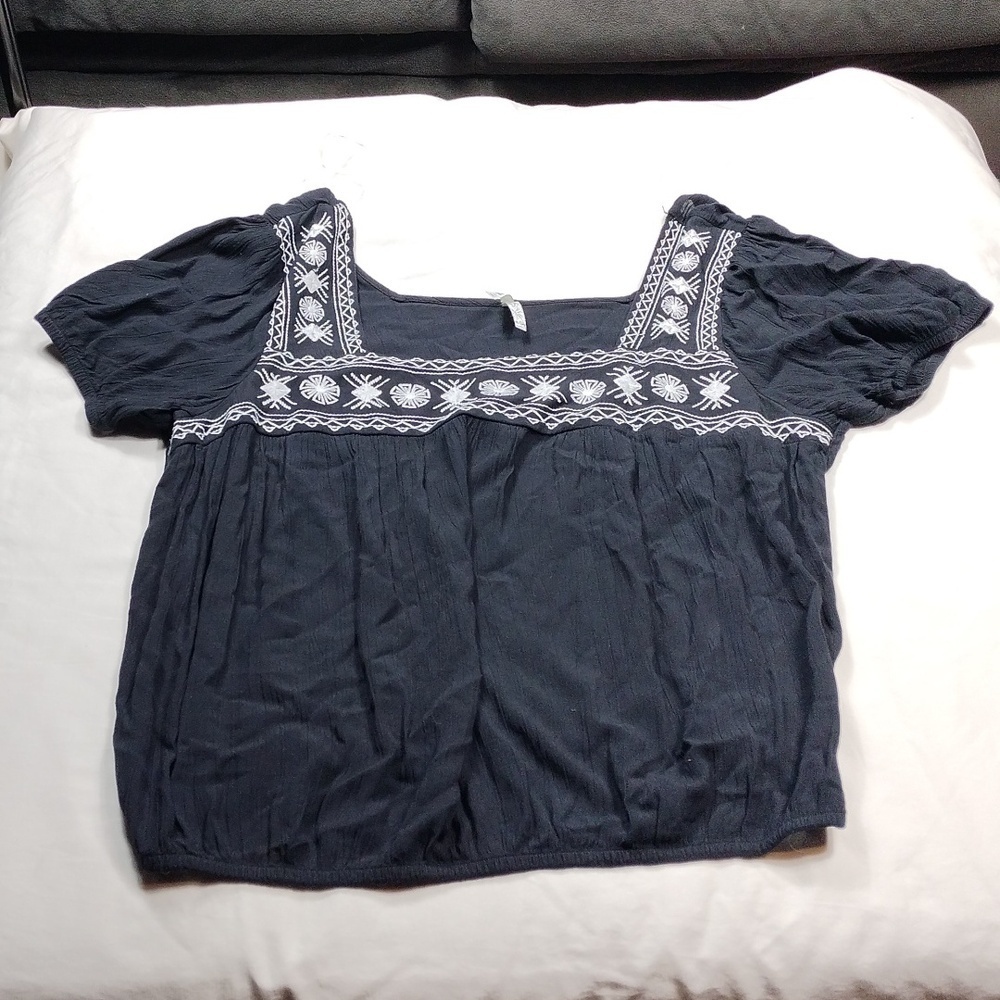 Mudd women's embroidered short sleeved top size XL